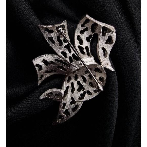 Vintage TRIFARI 1960s Signed Silver-Tone Textured & Cut-Out Flower Leaf Brooch P - Picture 5 of 6